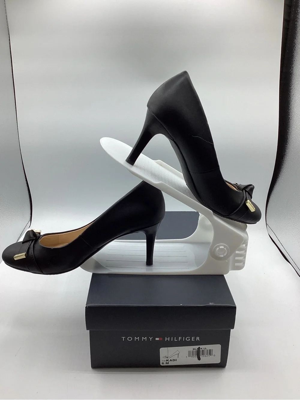Tommy Hilfiger Black Leather Mid-Heel Pumps with Gold Accent Women’s size 6M
